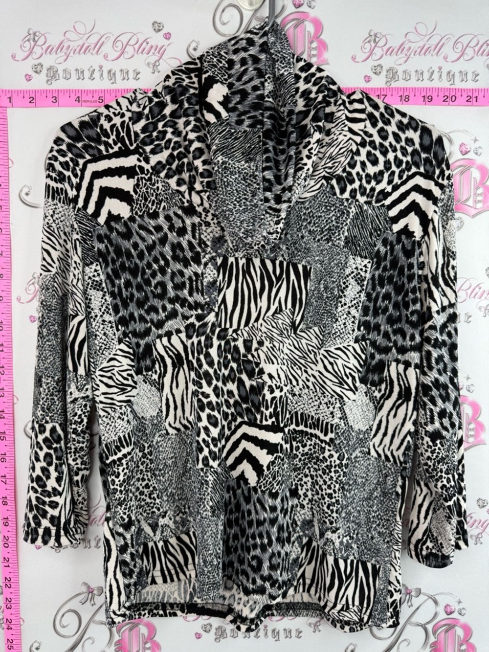 Shirt animal patchwork print WOMEN'S BLACK & WHITE ANIMAL PRINT V-NECK TOP